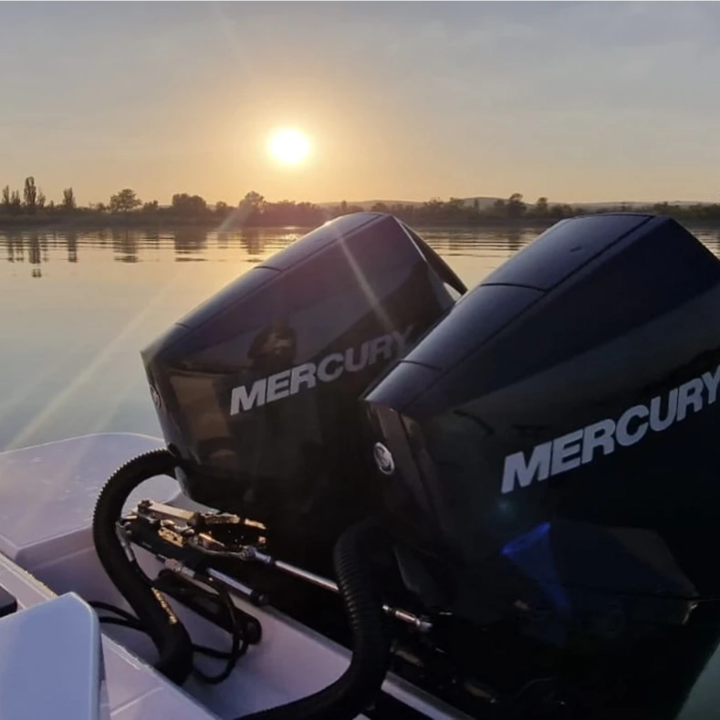 Motorcsónak bérlés a Balatonon,